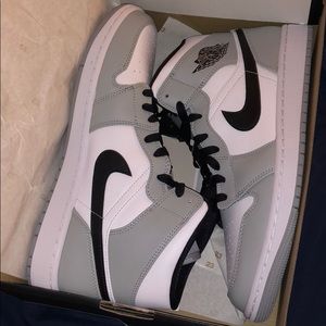 Jordan 1 Mid Light Smoke Grey